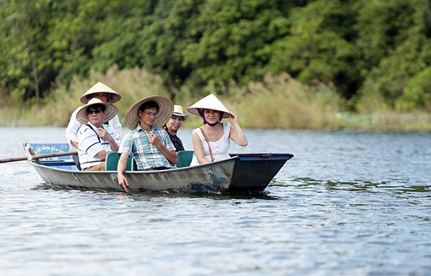 Yen stream in water lilies blooming season - ảnh 8